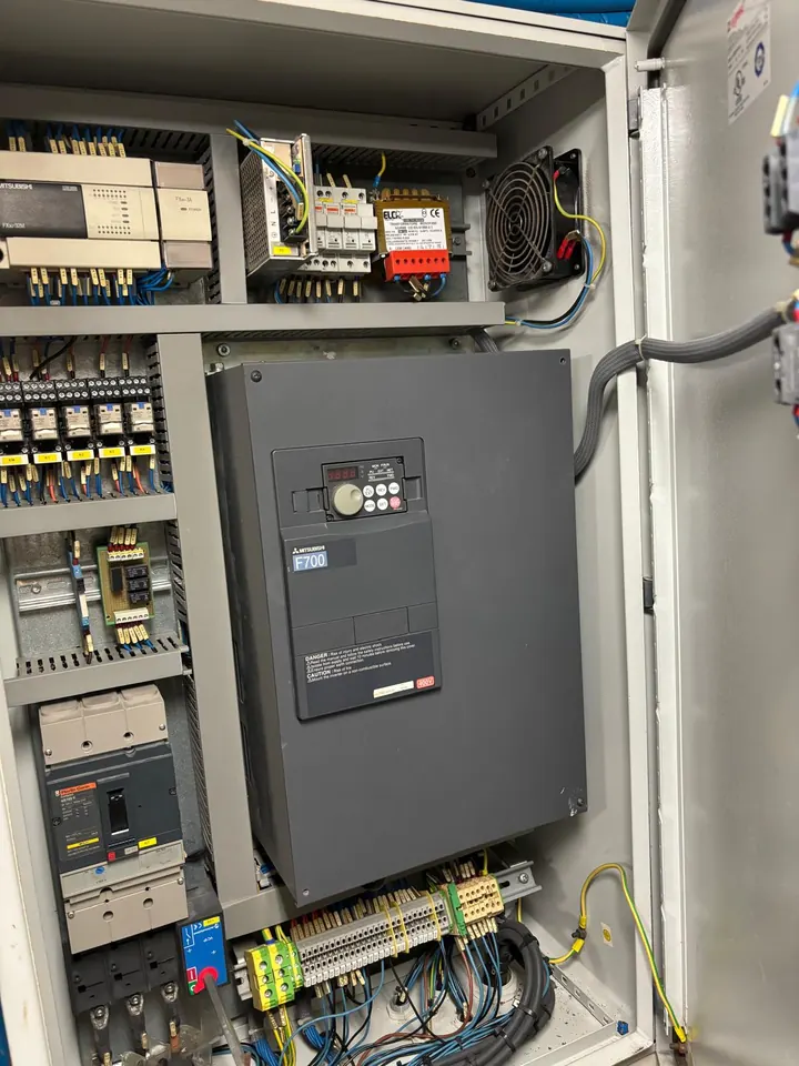 Frekans invertörlü yat kontrol panosunda servis