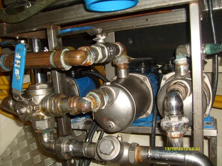 Motor dairesinde hidrolik pompa ve boru hattı
