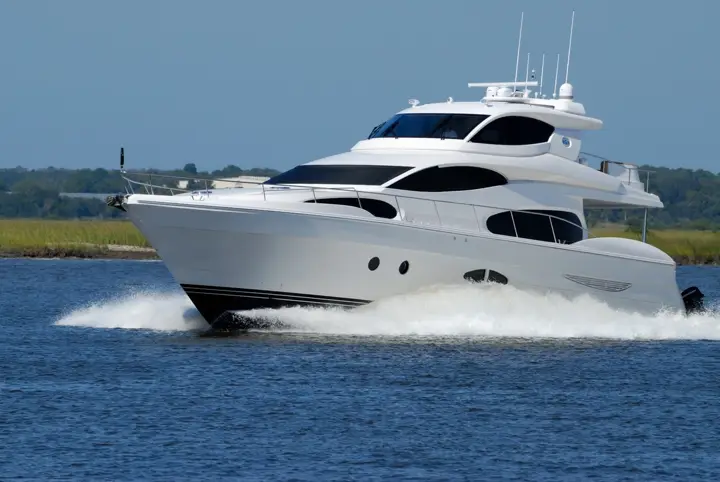 Yüksek hızda seyreden motoryat