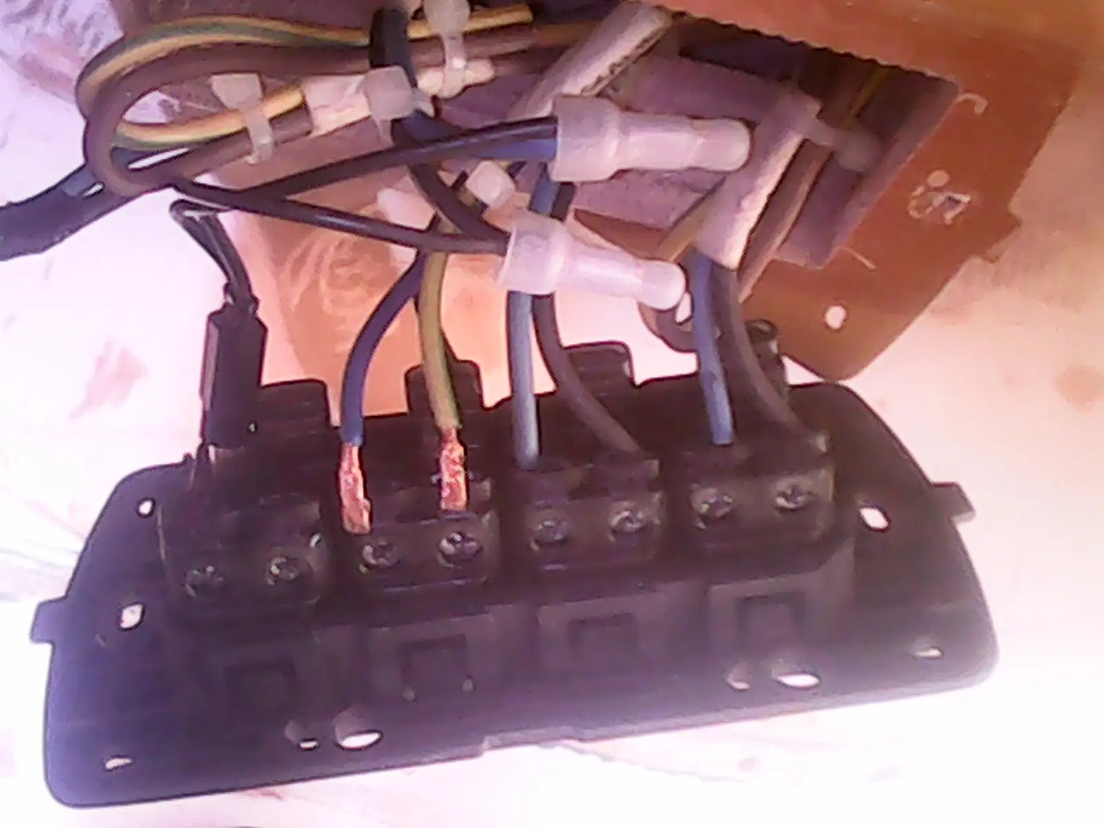 Motor dairesinde jeneratör çevresindeki elektrik kablolaması