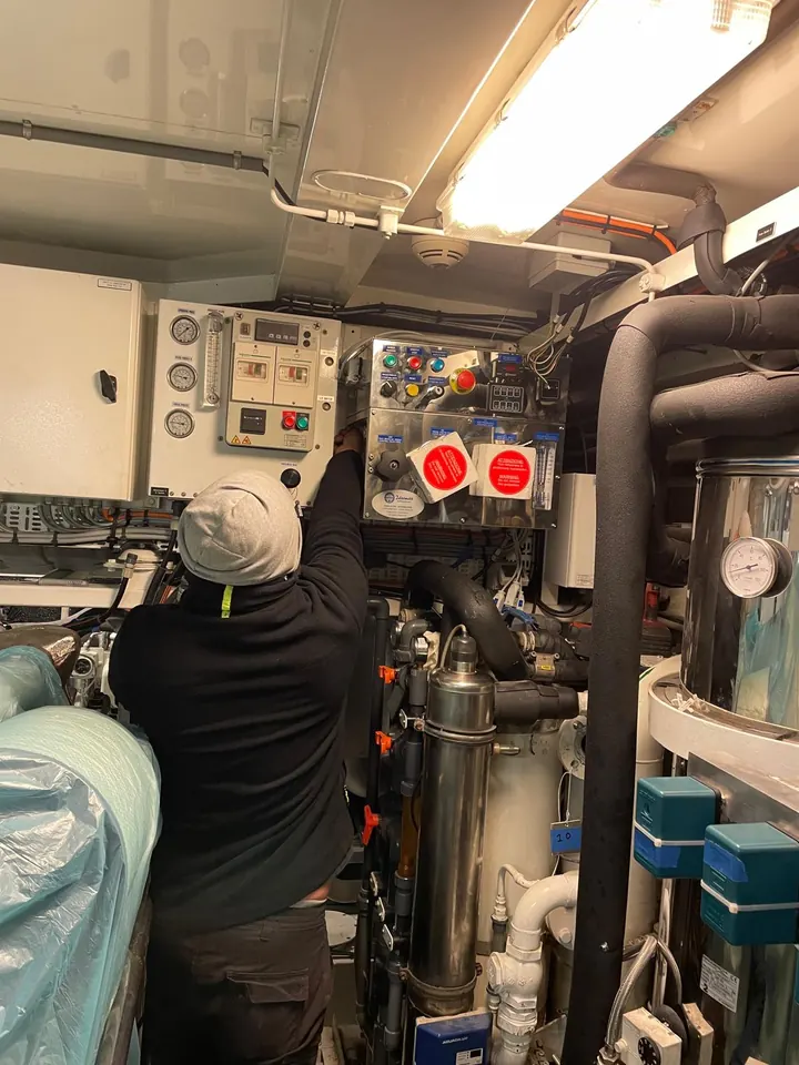 Motoryat makine dairesinde watermaker kurulumu