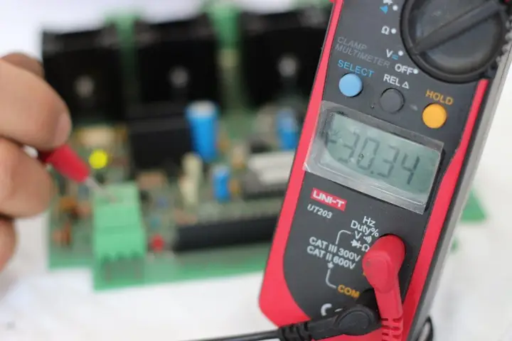 Elektronik kart üzerinde multimetre ile ölçüm
