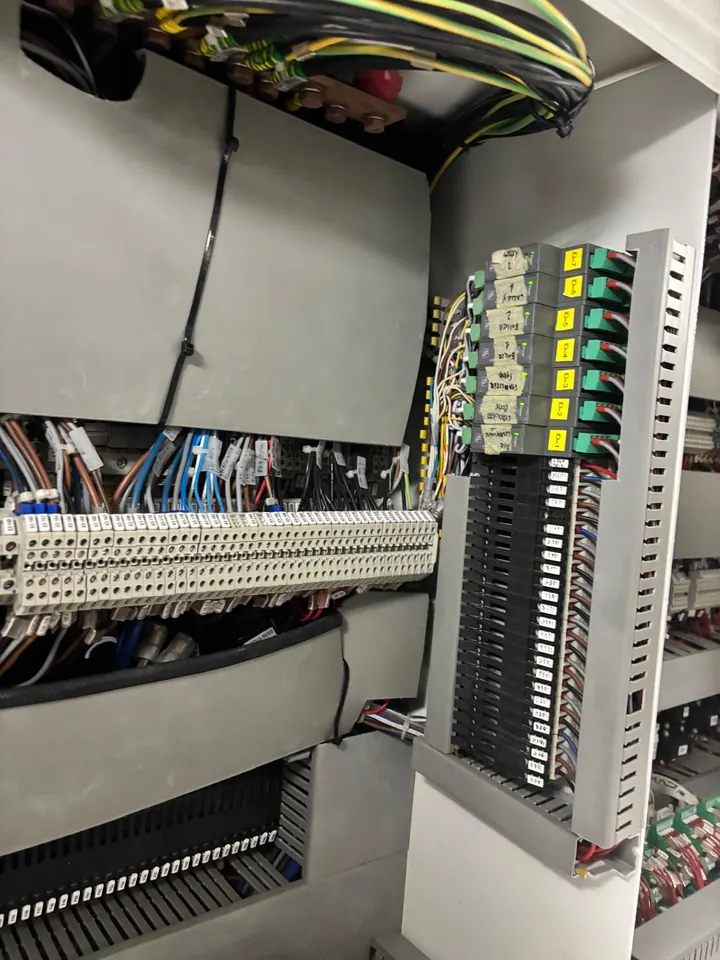 Panoda otomatik sigortalar ve klemens bloğu