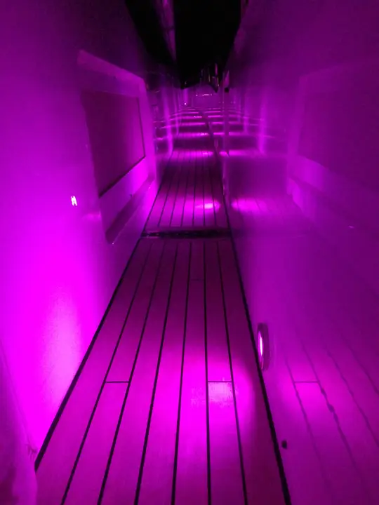 Yat koridorunda mor RGB ambiyans aydınlatma