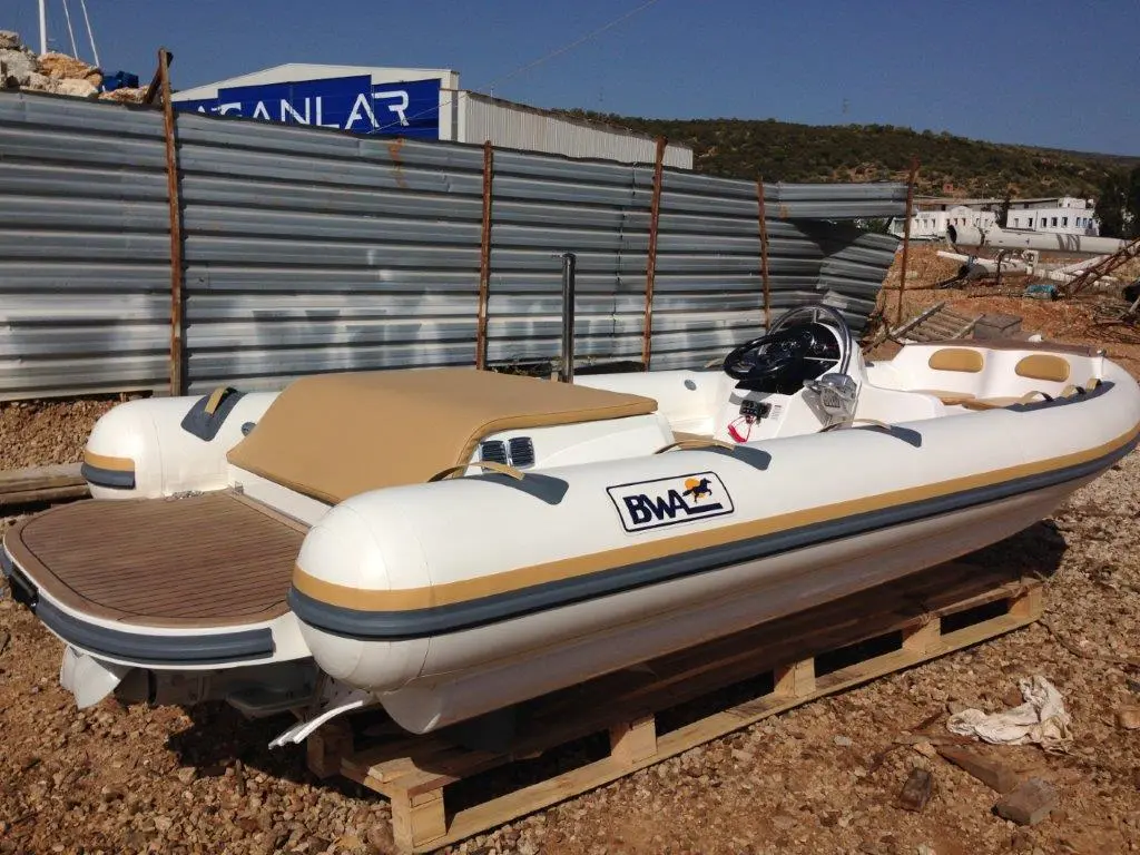 Bakım için karaya alınmış, platform ve kreynle taşınan RIB tender