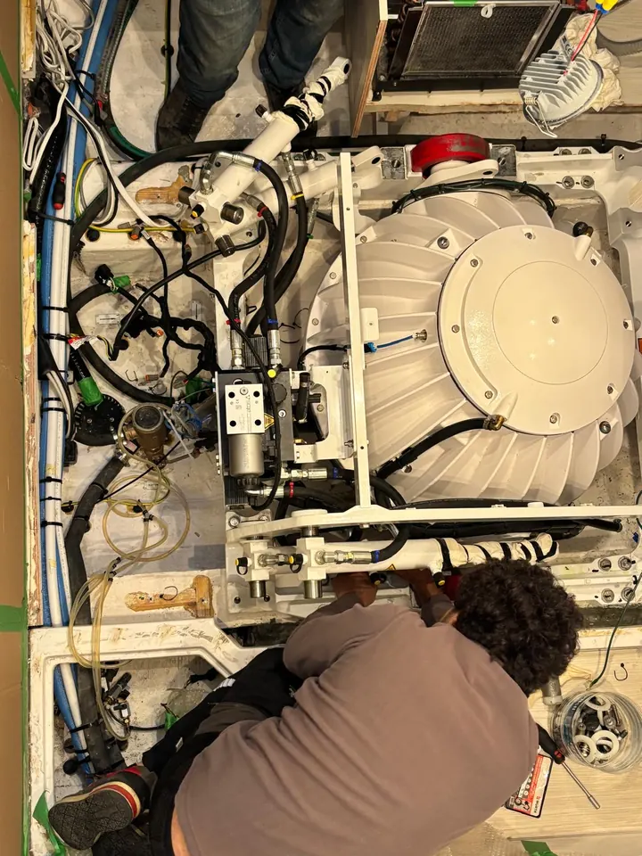 Seakeeper gyro stabilizerin soğutma ve elektrik bağlantıları