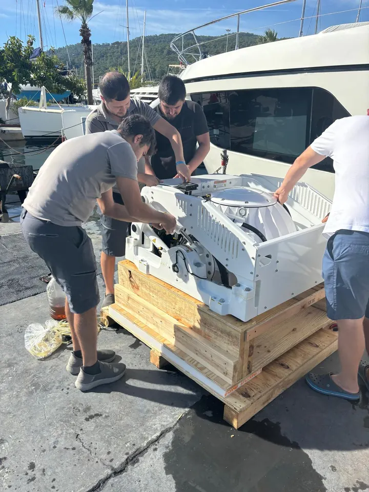 Ekibimiz Seakeeper gyro stabilizeri sandığından çıkarıyor