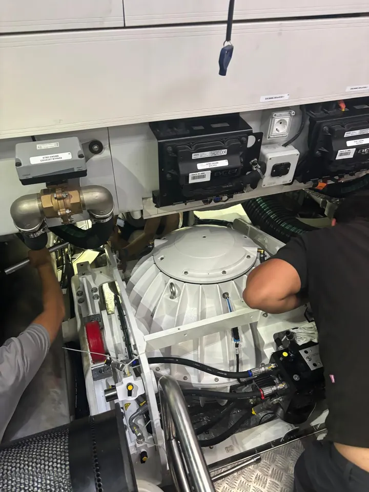 Makine dairesinde Seakeeper gyro stabilizer montajı