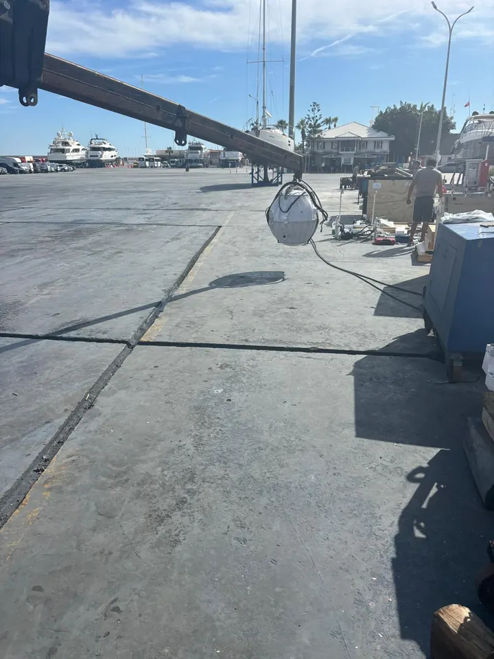 Seakeeper gyro stabilizerin vinçle tekneye indirilmesi