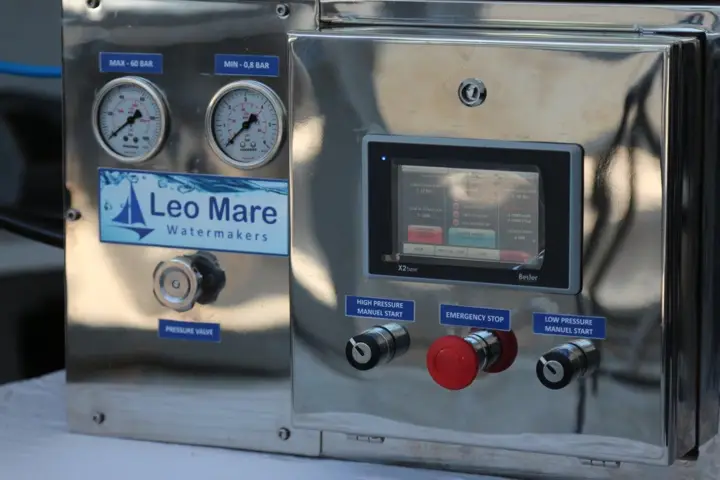 Watermaker kontrol paneli ve manometreler
