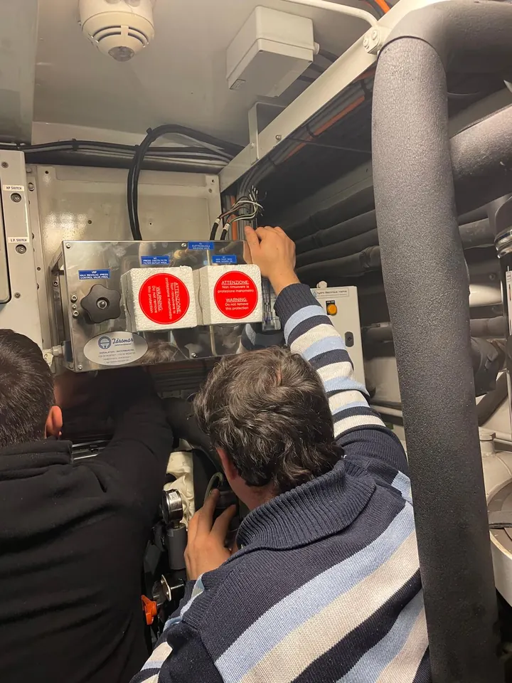 Makine dairesinde watermaker kontrol panelinin montajı