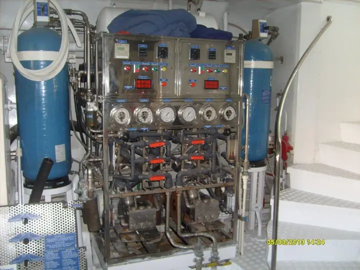 Yat motor dairesinde watermaker ve filtre sistemi