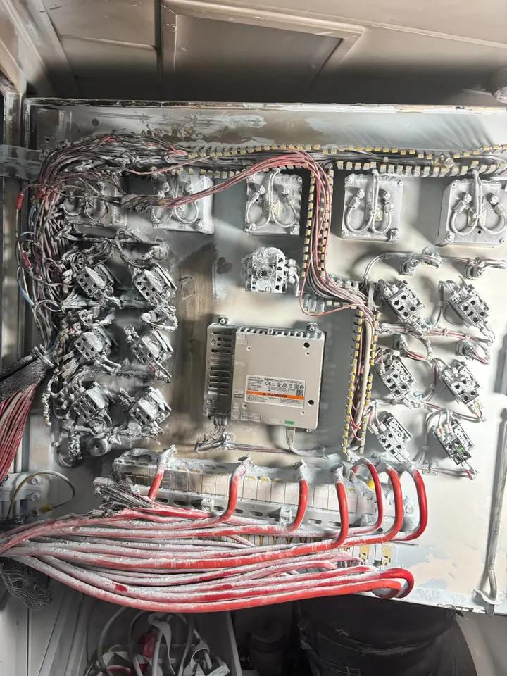 Refit sırasında yat elektrik panosu kablolaması