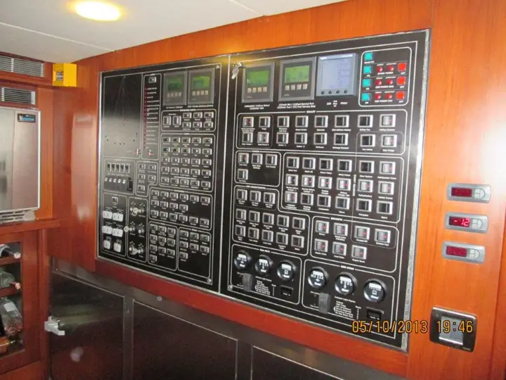 Yat kaptan köşkündeki elektrik ve kontrol panoları