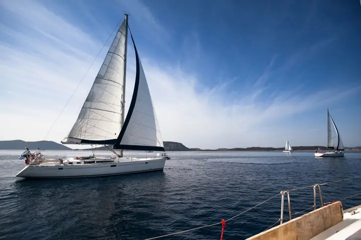 Rüzgarla seyreden yelkenli