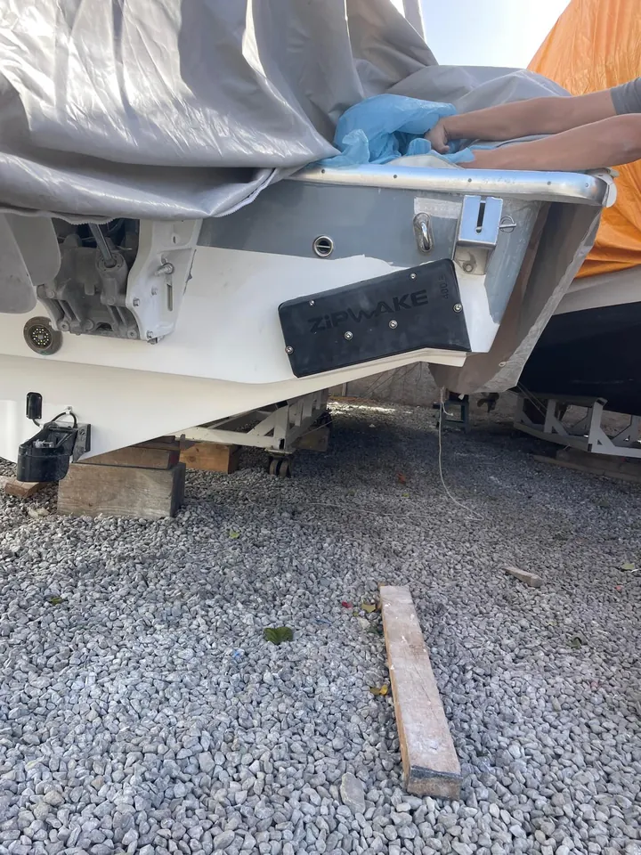 Karadaki teknede Zipwake interceptor montajı