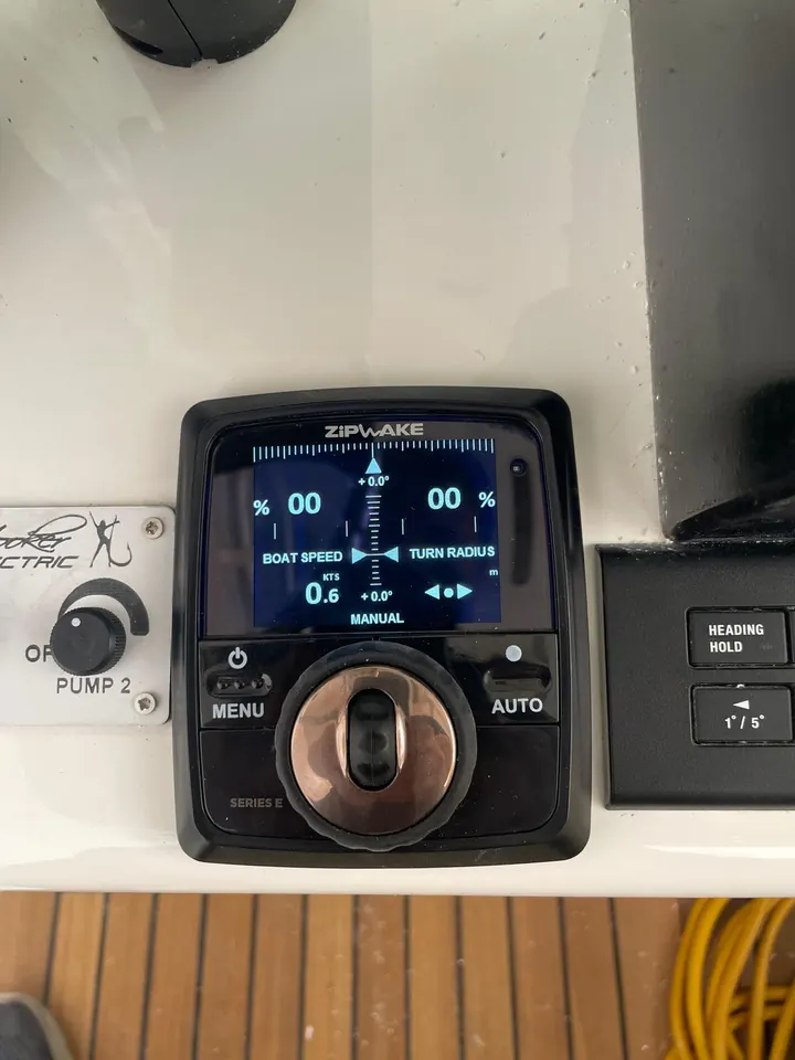 Kaptan köşkünde Zipwake otomatik trim kontrol paneli